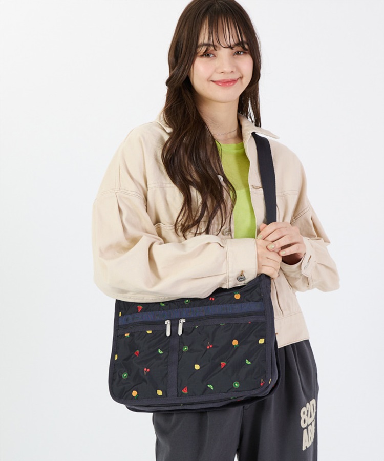 レスポートサック　DELUXE EVERYDAY BAG ショルダーバッグ　美品 LeSportsac ショルダーバッグ バッグ DELUXE EVERYDAY BAG プティ