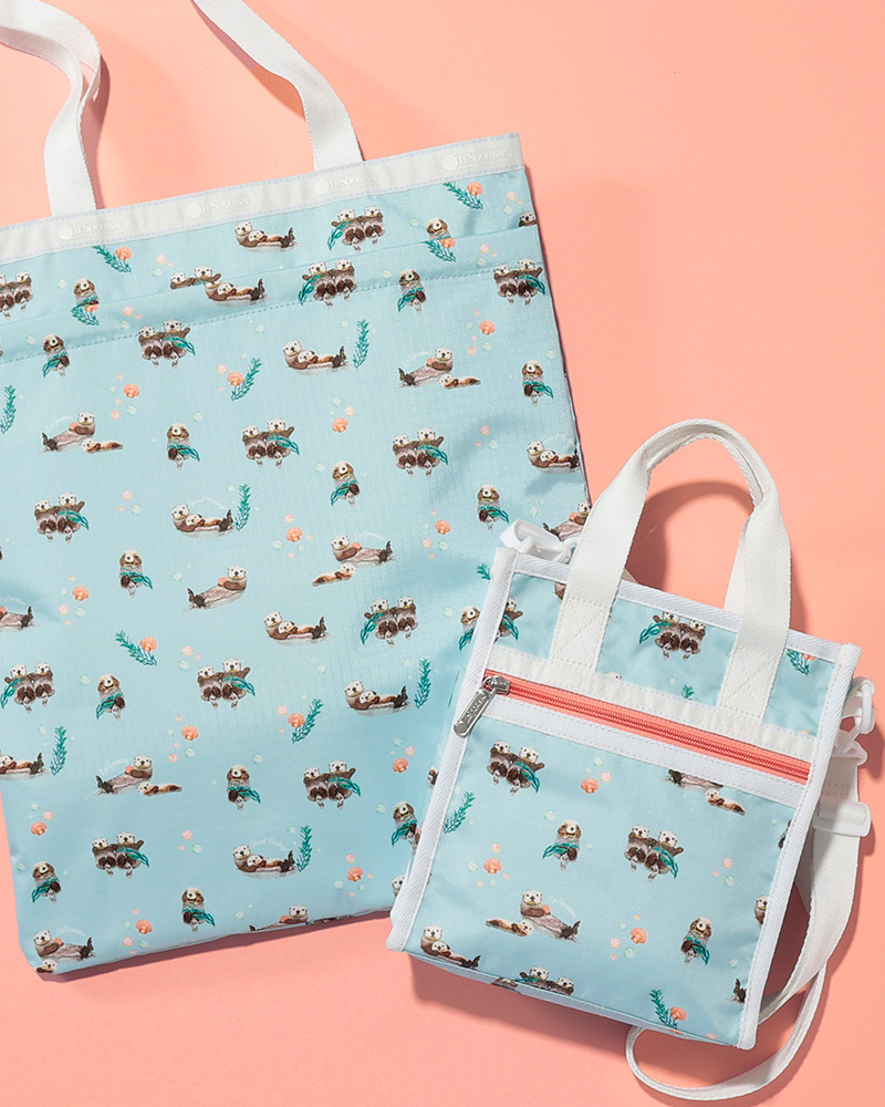 FLOATING SEA OTTERS 柔らかなブルーの背景にプカプカと漂うラッコたちを描いたプリント
