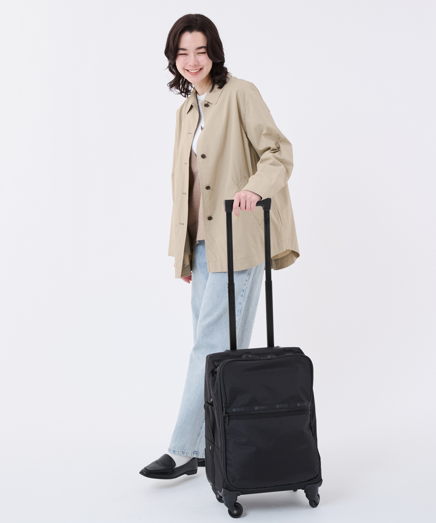 CARRY－ON ROLLER2シールドブラックを持ってる女性のイメージ