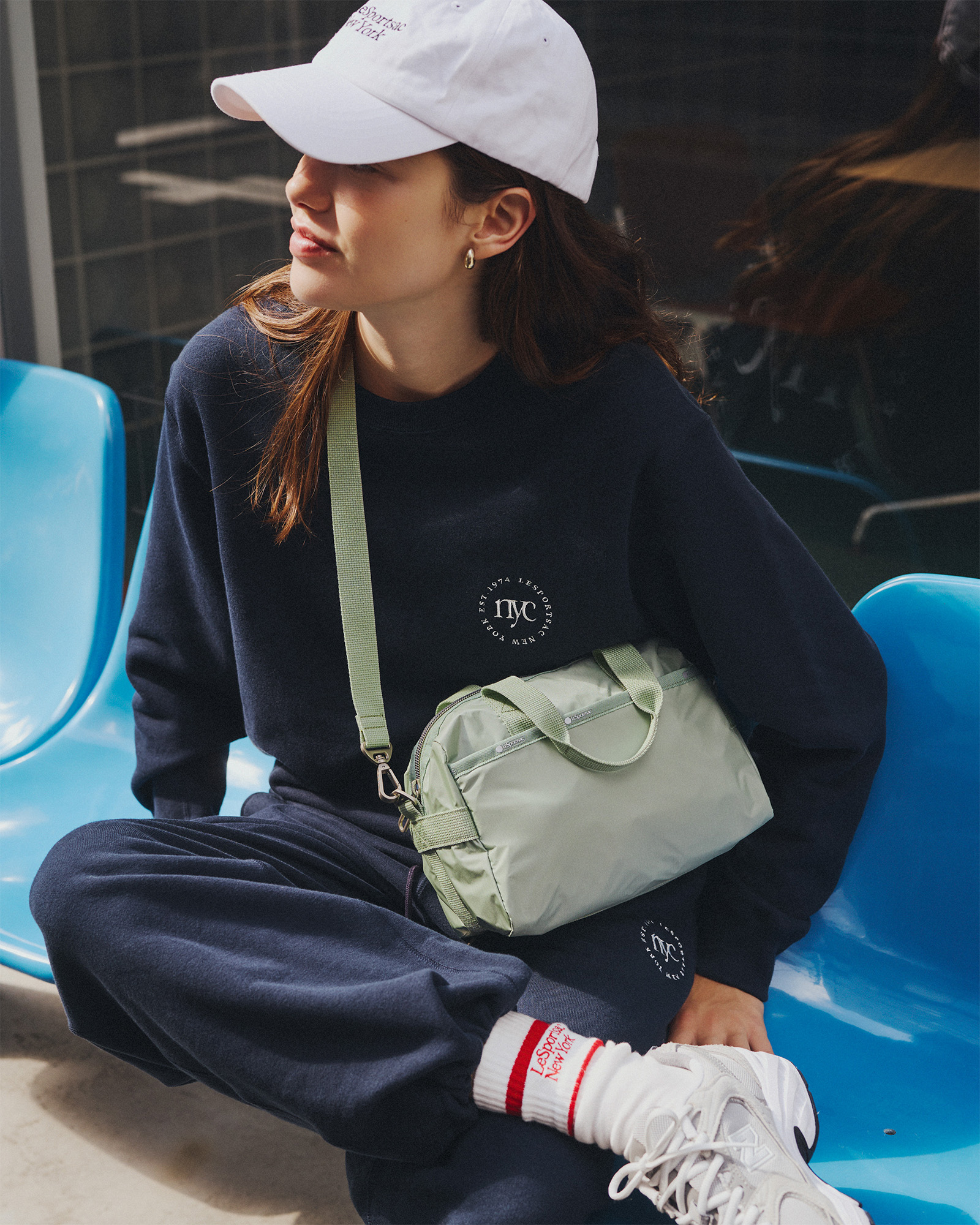 SMALL UPTOWN SATCHEL,LeSportsac NY キャップ 女性モデル着用画像