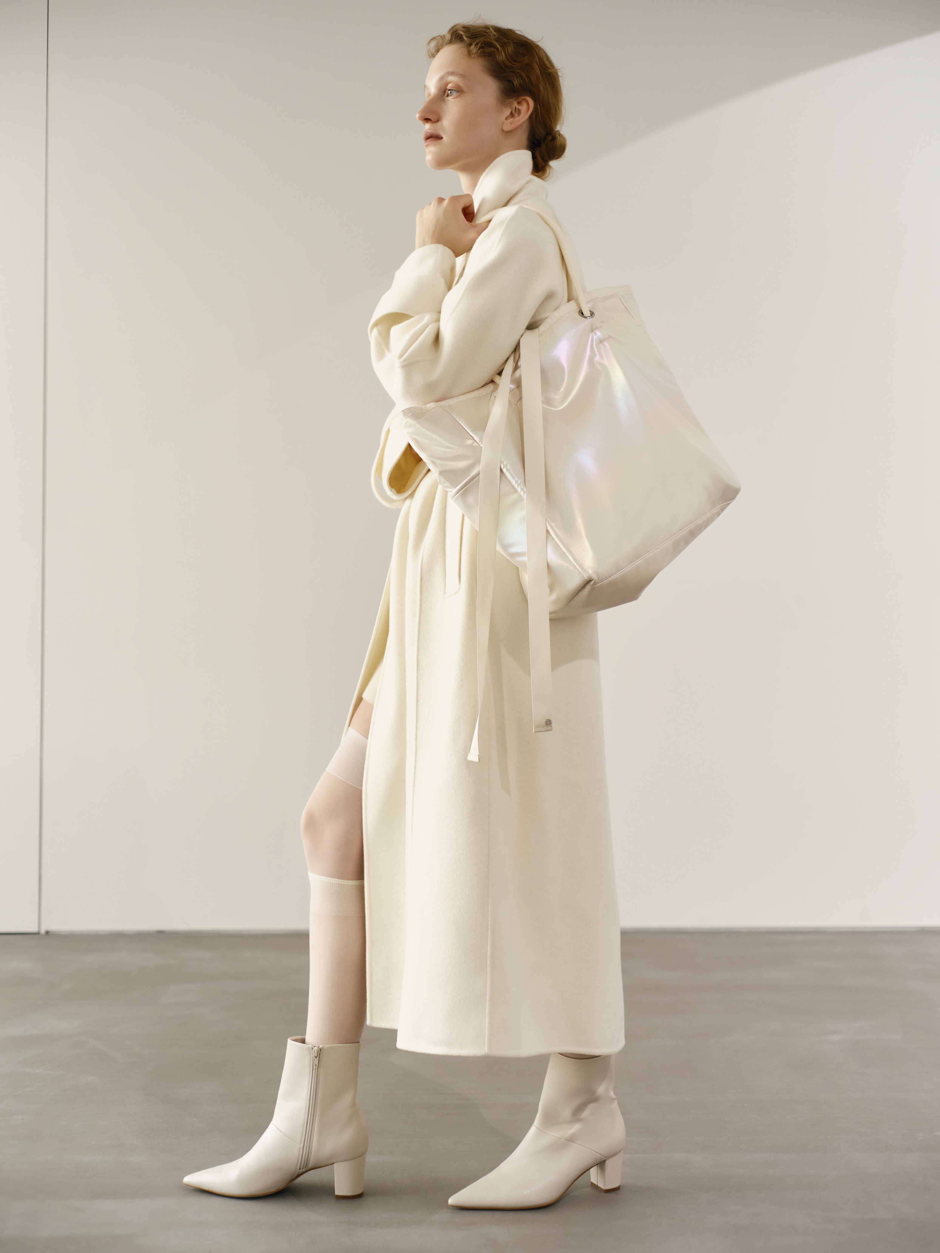 RB Large 2way Tote Pearl Shineを着用した女性