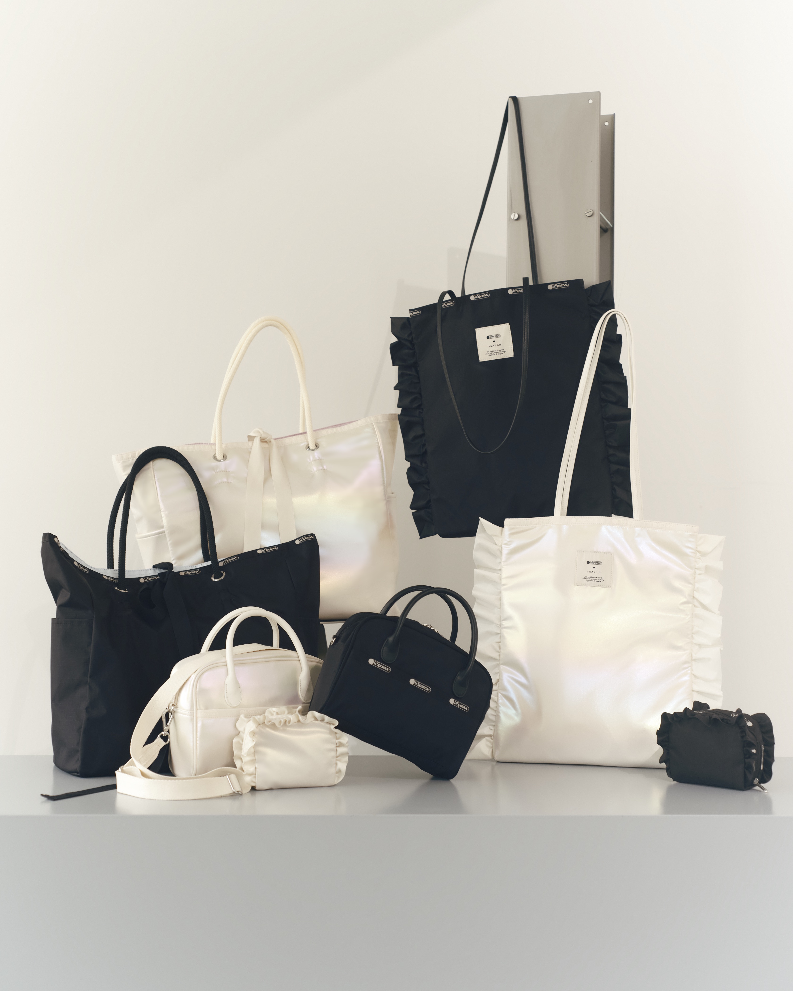 複数のブラックとホワイトのバッグ