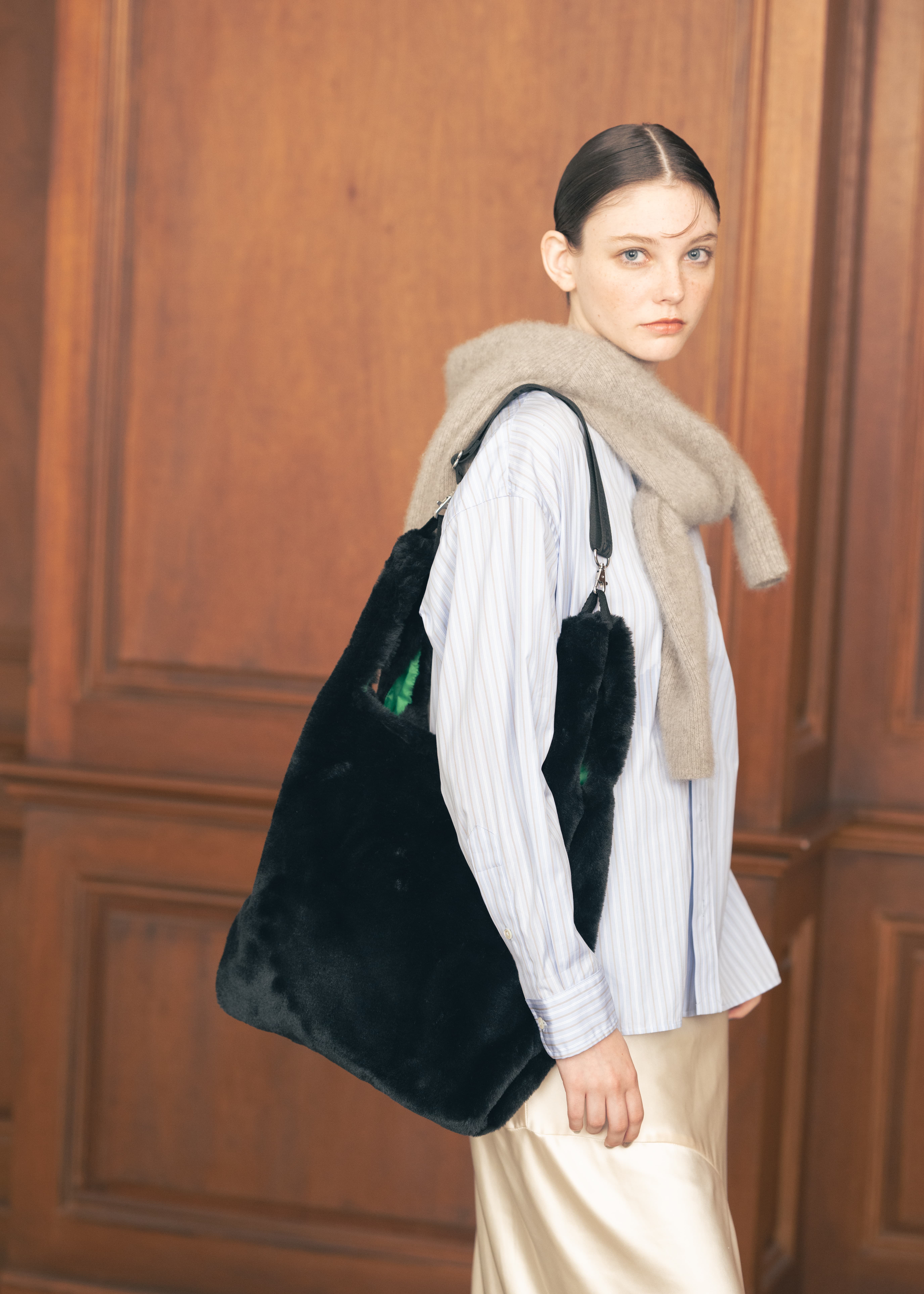 FUR SHOULDER TOTE ブラックフラッフィーファー