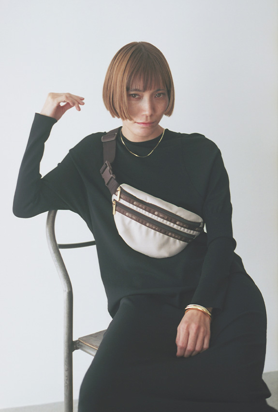 EVERYDAY BELTBAGイエナラテデニムを着用してるモデル画像