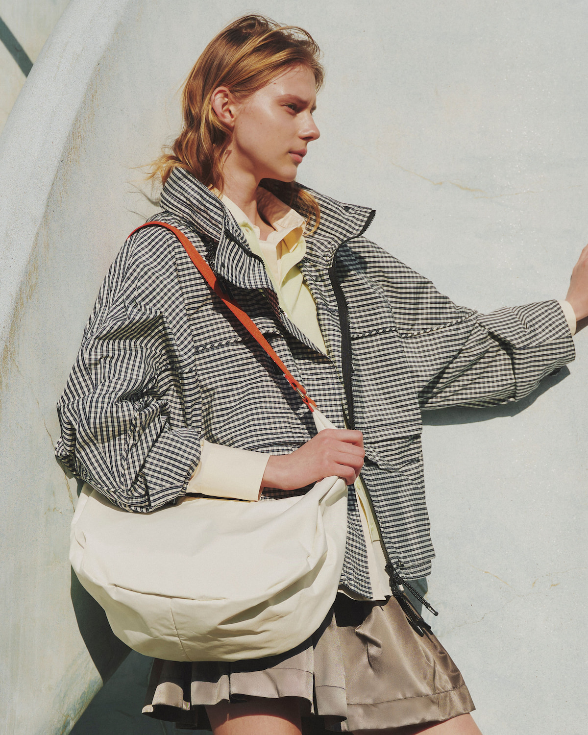 LG HAMMOCK ADJ BAG メレンゲ/マンダリンウェビングを持った女性モデルの画像