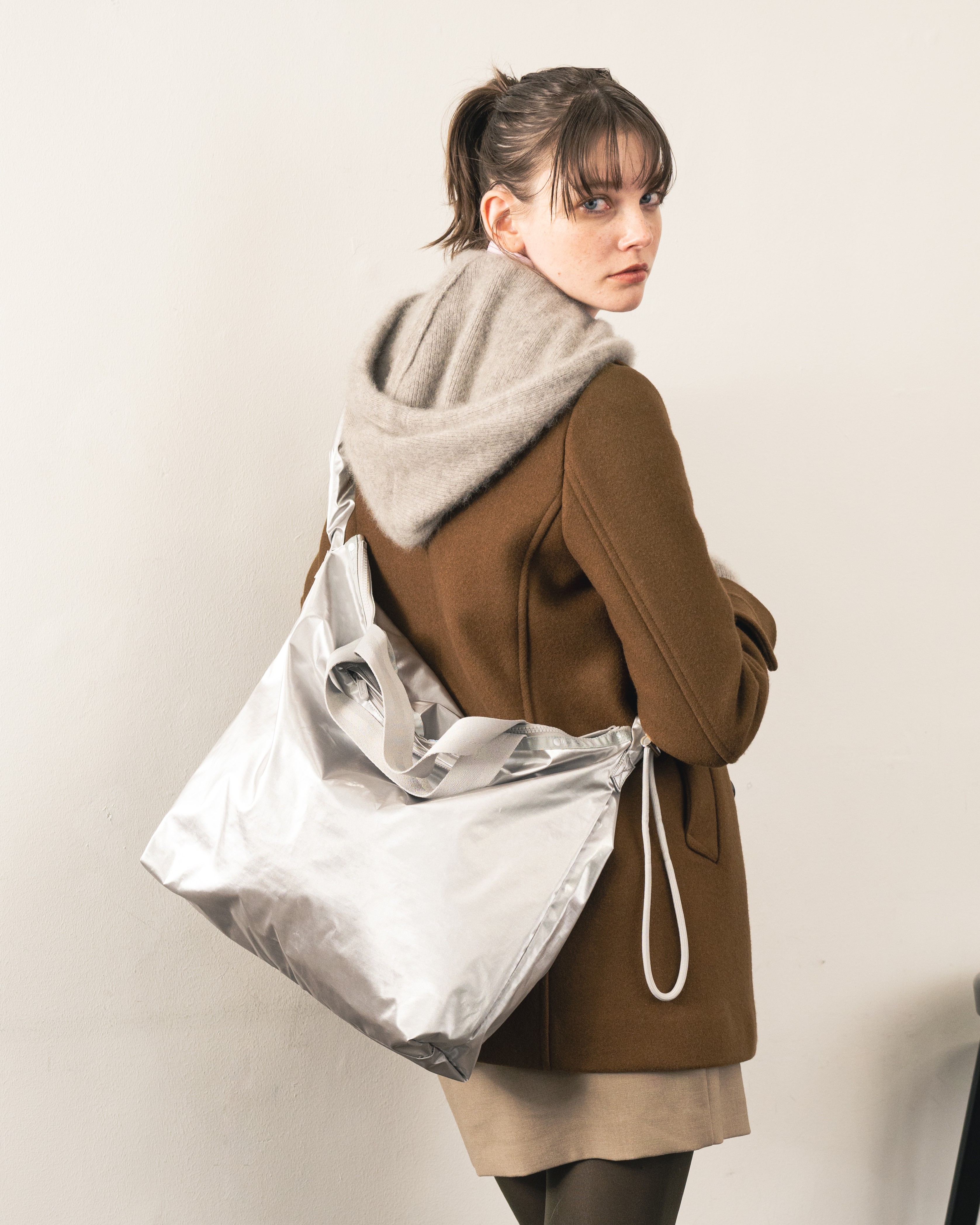 MINI N/S TOTEフロストシルバーシャインを着用した女性の画像