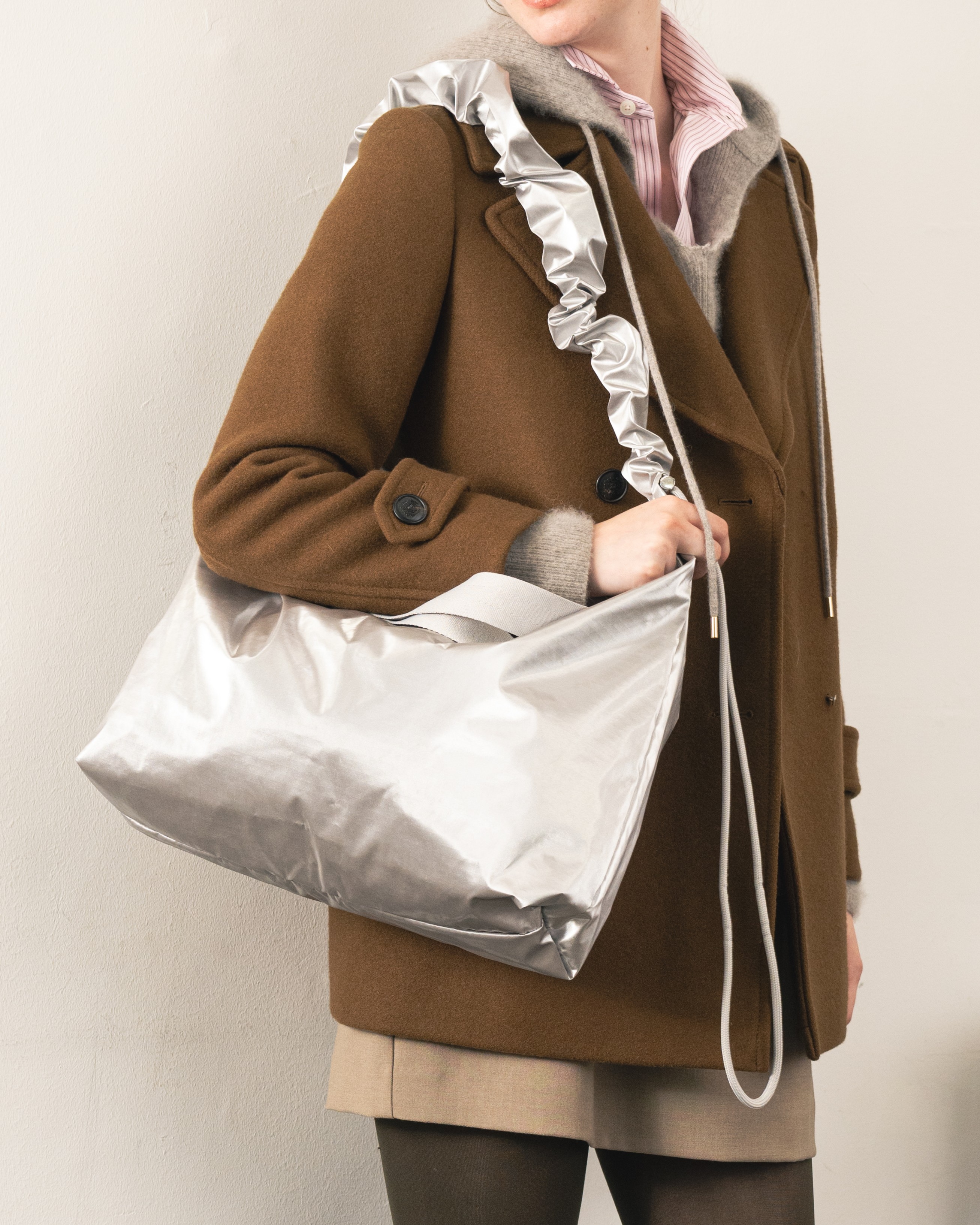 MINI N/S TOTEフロストシルバーシャインを着用した女性の画像