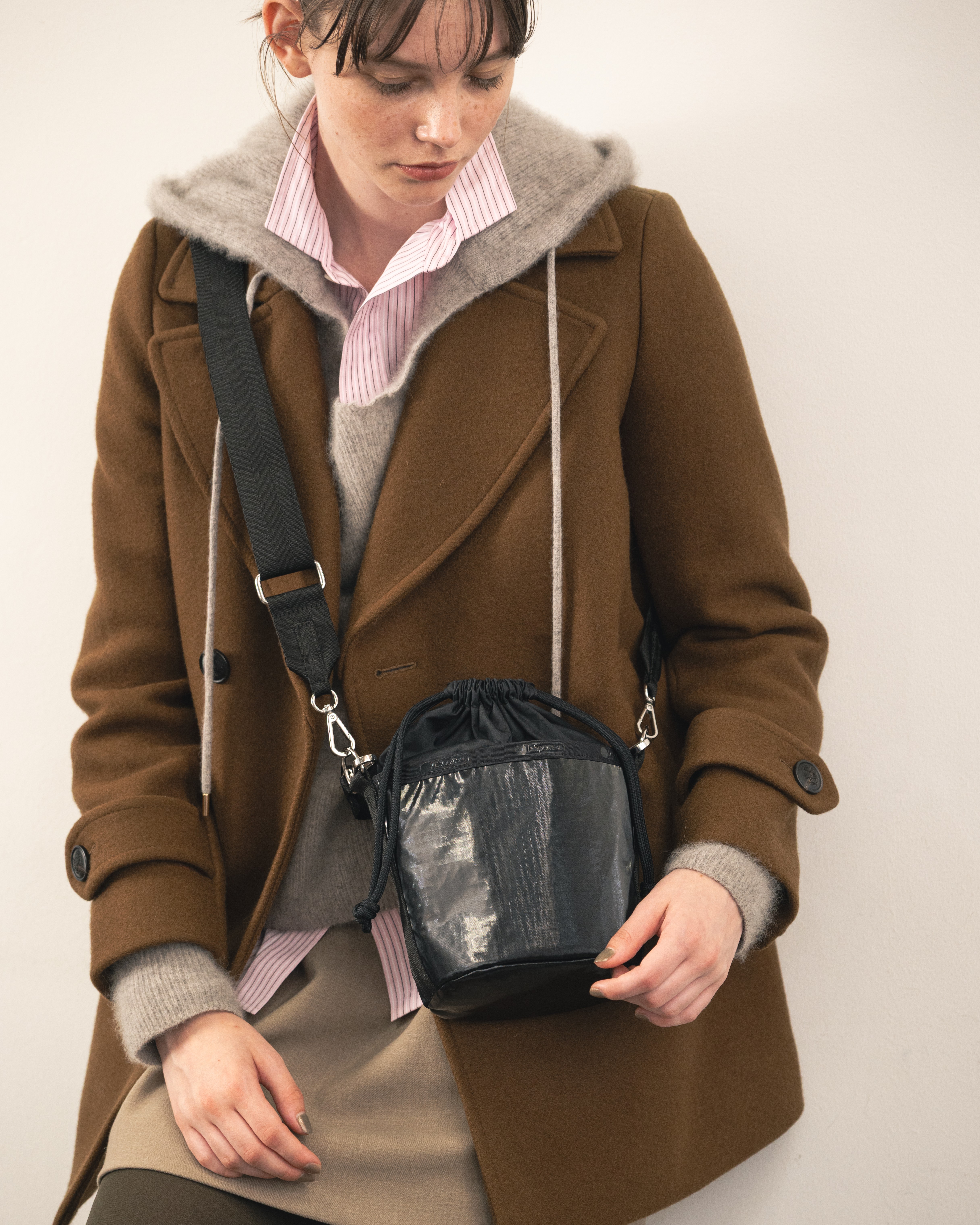 ROUTE BACKPACKブラックシャインを着用した女性の画像