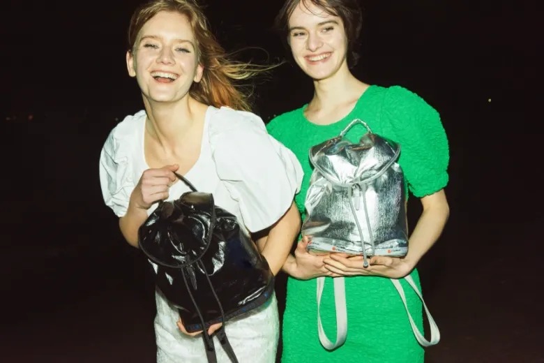 PUFFY BACKPACKを持った女性の画像