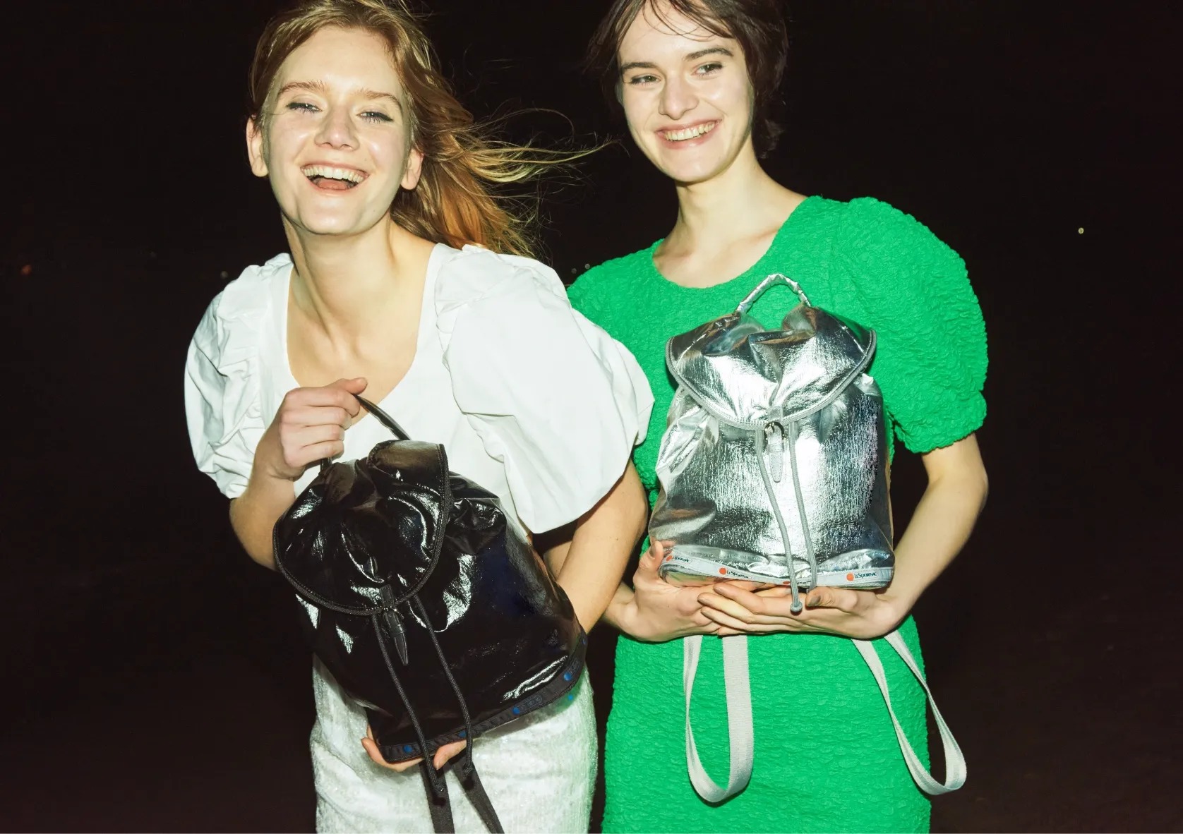 PUFFY BACKPACKを持った女性の画像