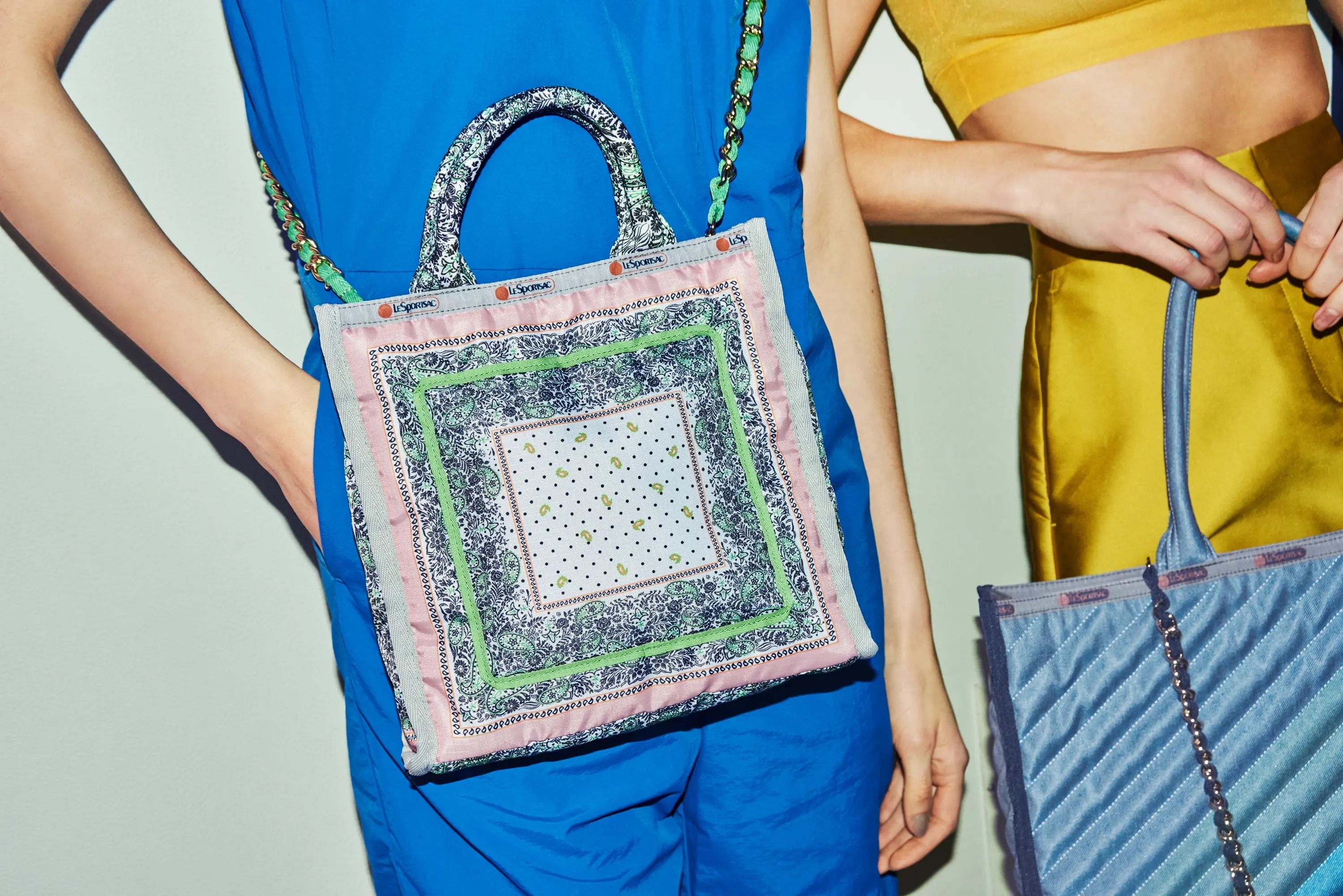 CHAIN TOTEを持った女性の画像