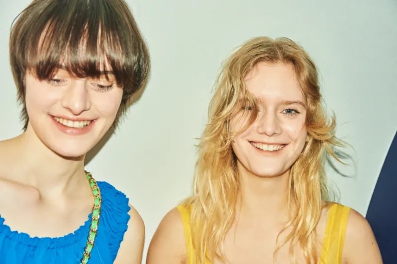 CHAIN TOTEを持った女性の画像