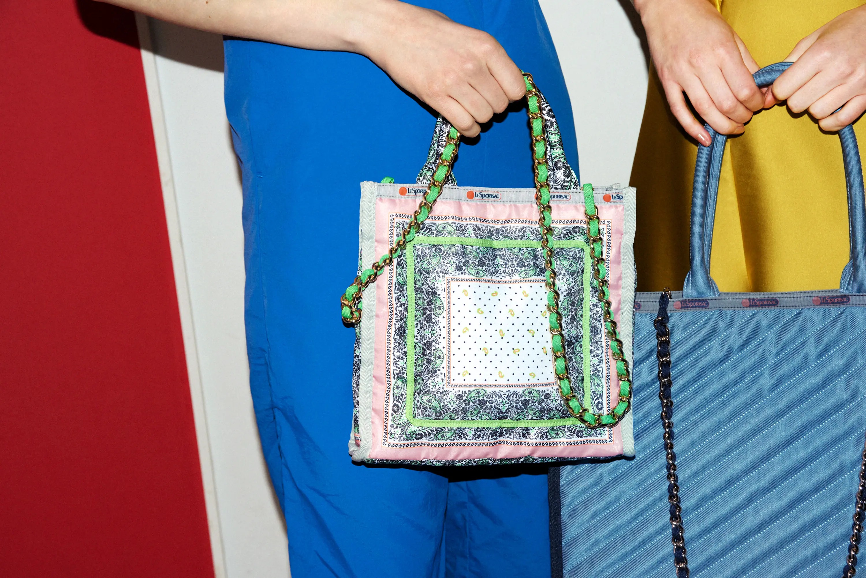 CHAIN TOTEを持った女性の画像