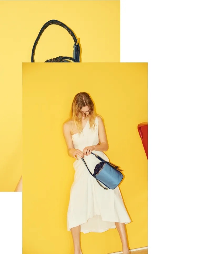 BELT DRAWST TOTEを持った女性の画像